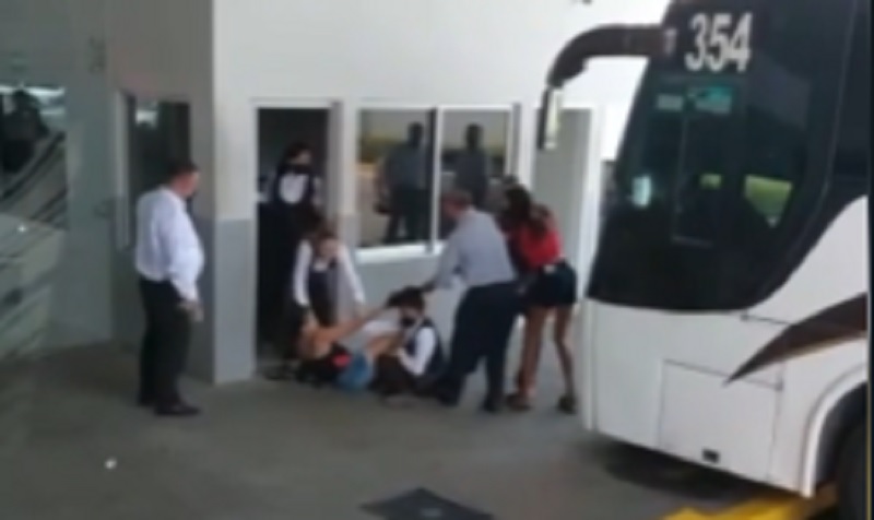 Mujeres se agarran a golpes en central camionera de Mazatlán