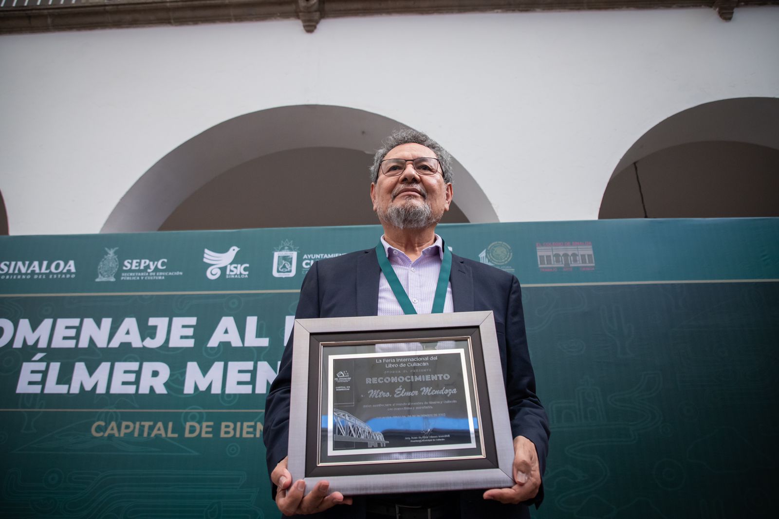 Reconocen a Elmer Mendoza por su destacada trayectoria literaria en la FIL Culiacán 2022