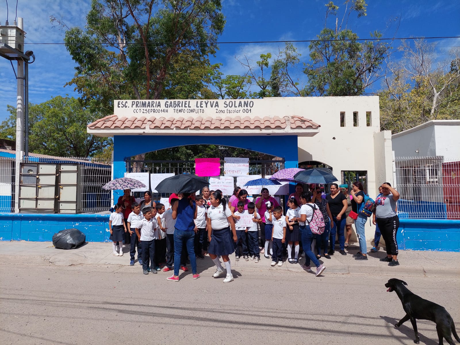 En Ahome, padres de familia toman la escuela primaria Gabriel Leyva Solano;  “los niños sufren de calor “, refieren | Los Noticieristas