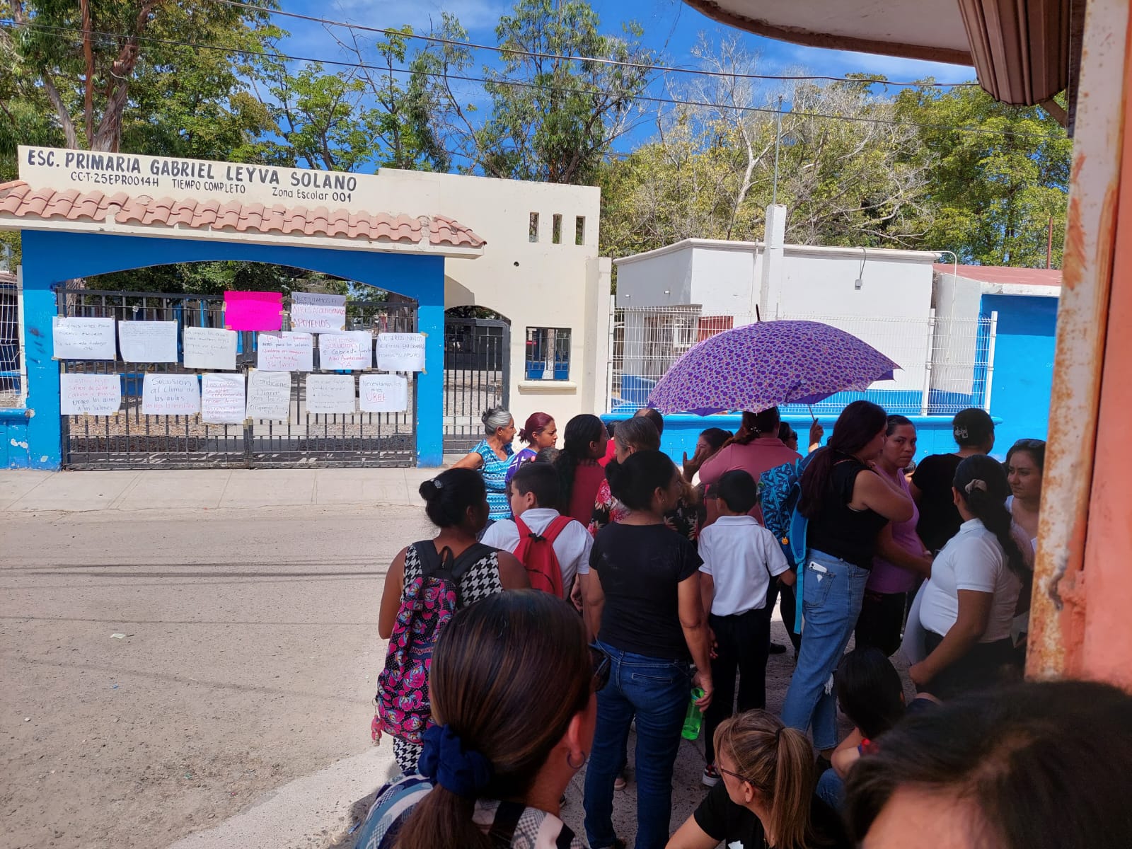 En Ahome, padres de familia toman la escuela primaria Gabriel Leyva Solano;  “los niños sufren de calor “, refieren | Los Noticieristas